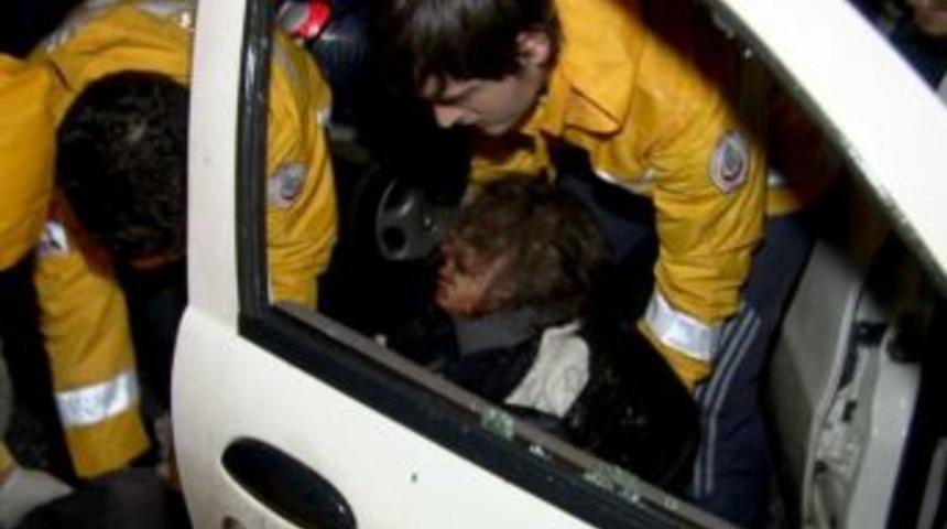 Kayan TIR iki otomobile çarptı: 4 yaralı