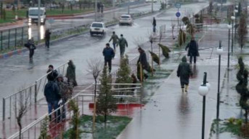 Karadeniz'deki dev dalgalar &ccedil;ocuk parkını sular altında bıraktı