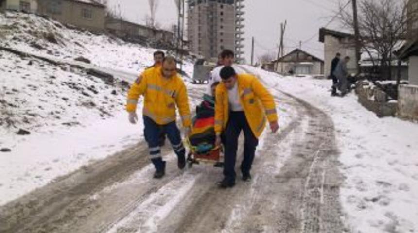 Anne ve oğlu sobadan zehirlendi, ambulanslar kar engeline takıldı