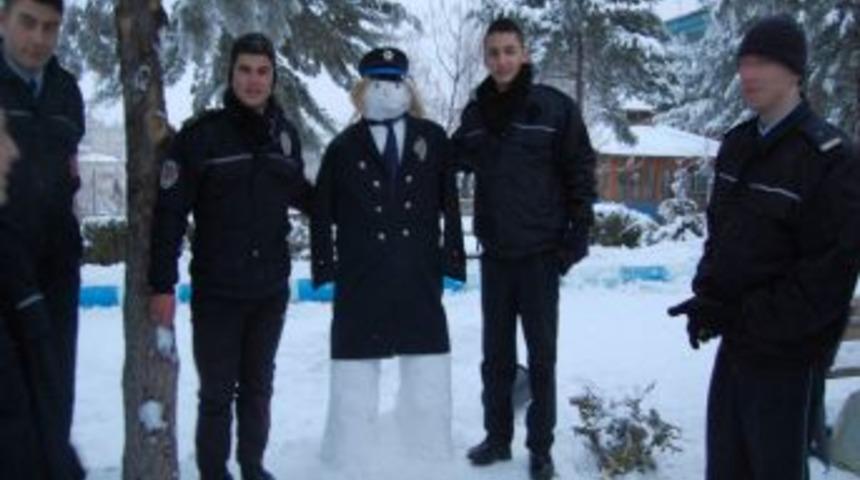 Polis adayları, kardan adama &uuml;niforma giydirdi