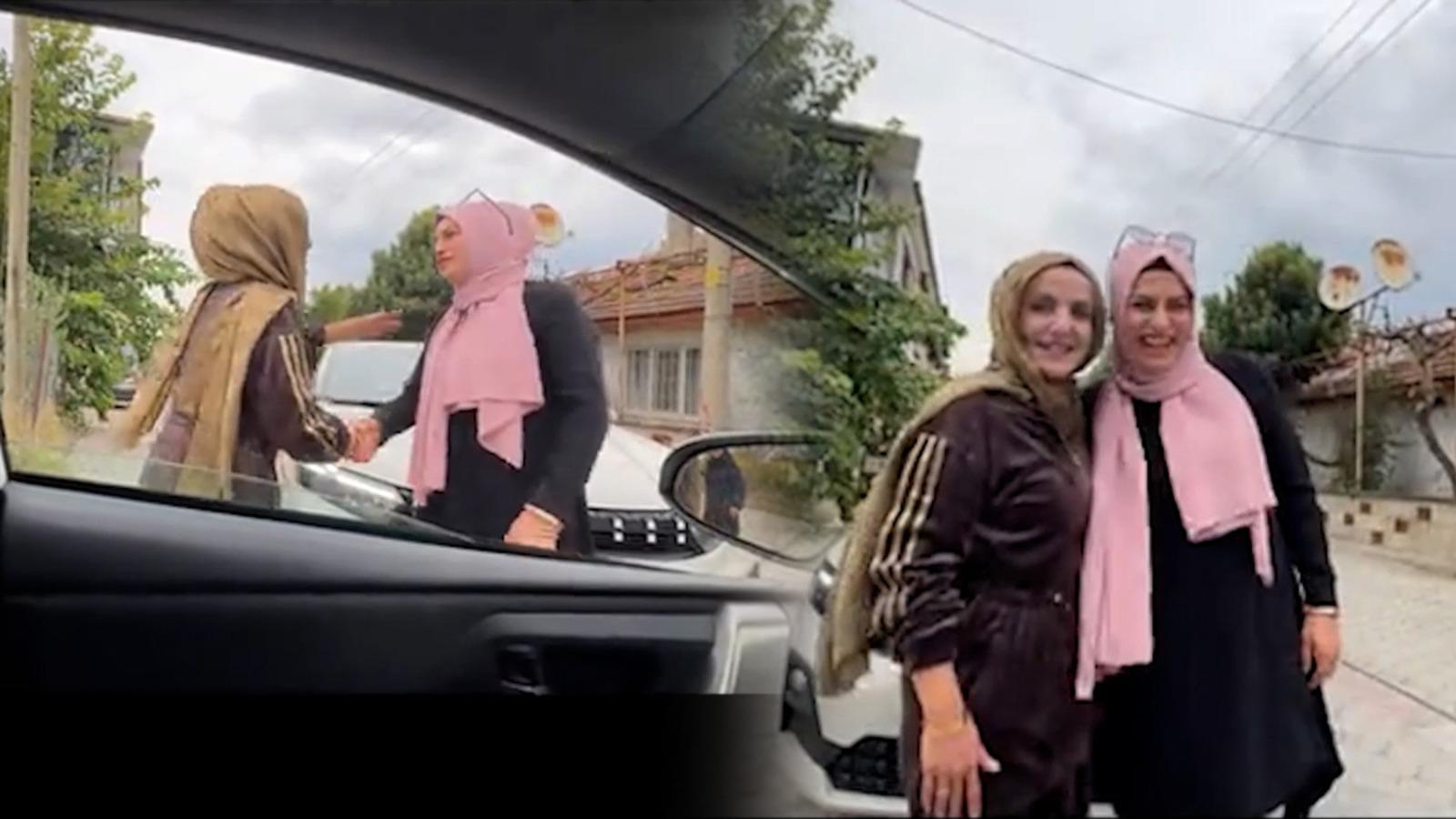 Trafikte birbirlerine gireceklerdi! İki kadın sürücünün tanışma şekli sosyal medyayı salladı