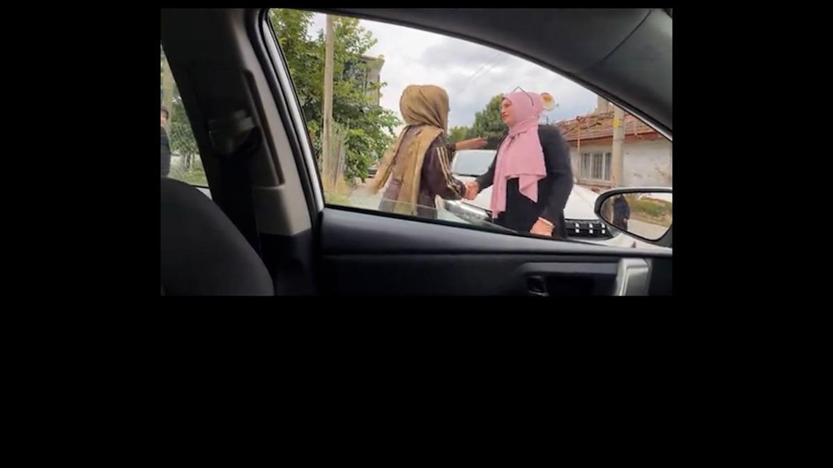 Trafikte birbirlerine gireceklerdi! İki kadın sürücünün tanışma şekli sosyal medyayı salladı 2