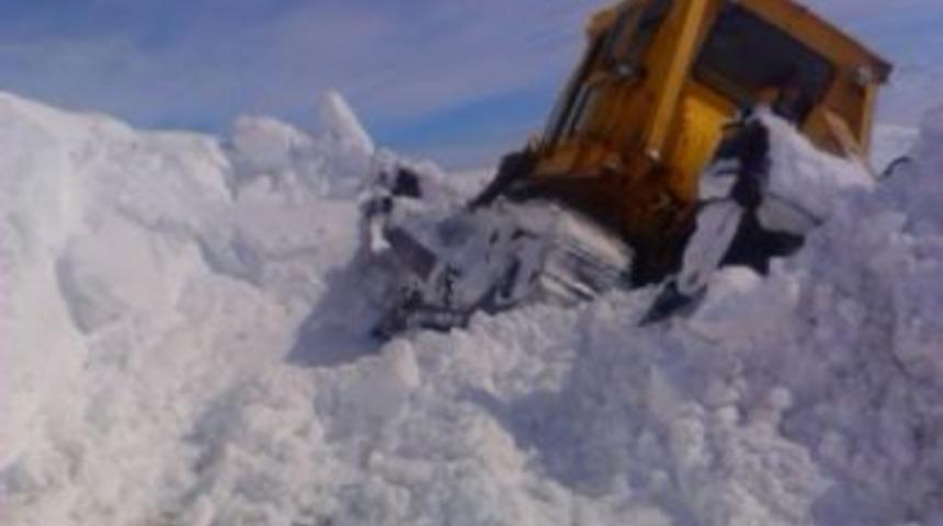Bing&ouml;l'de yol a&ccedil;ma &ccedil;alışması esnasında &ccedil;ığ d&uuml;şt&uuml;