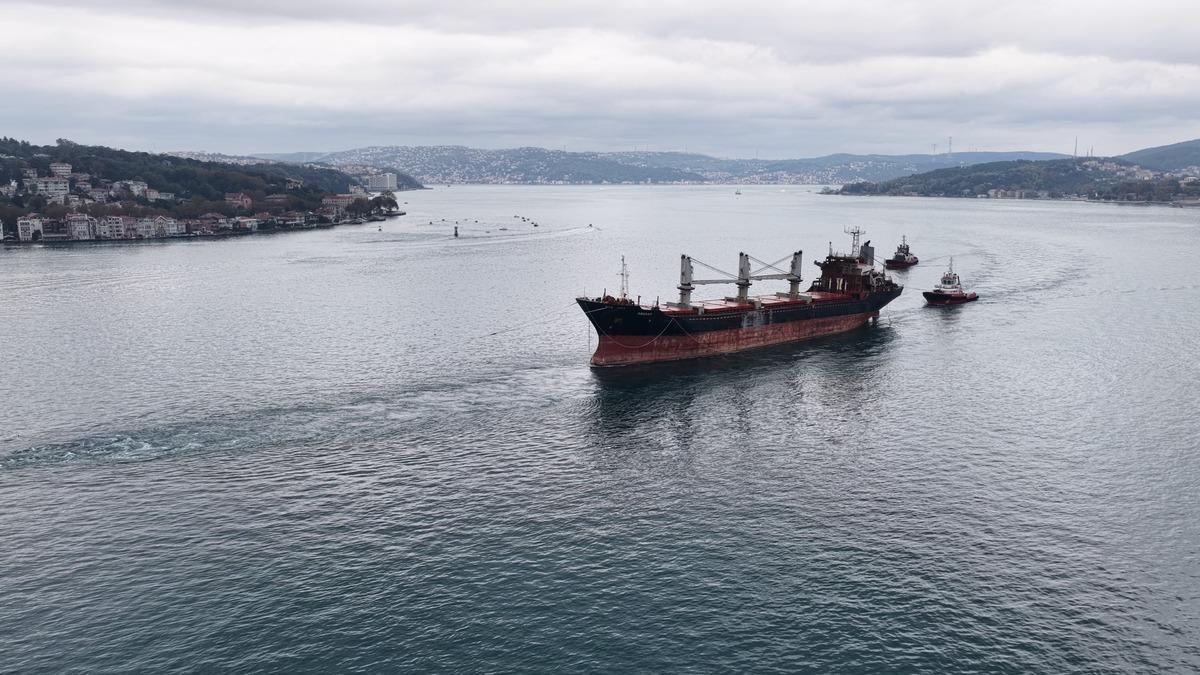 İstanbul Boğazı nda trafik askıya alındı 1