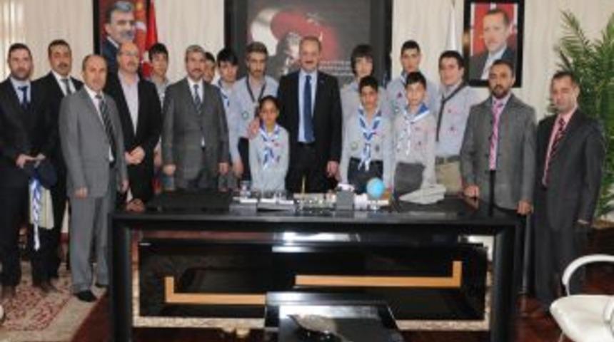 İzciler Başkan Akg&uuml;l'&uuml; ziyaret etti