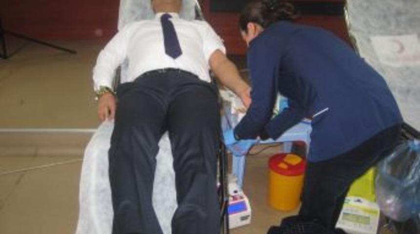 Erzurum polisi, bı&ccedil;aklama vakalarına dikkat &ccedil;ekmek i&ccedil;in kan bağışında bulundu