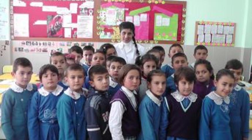 'Kalem tutamaz' denilen Hatice Yağmur, 7 yıldır &ouml;ğretmenlik yapıyor