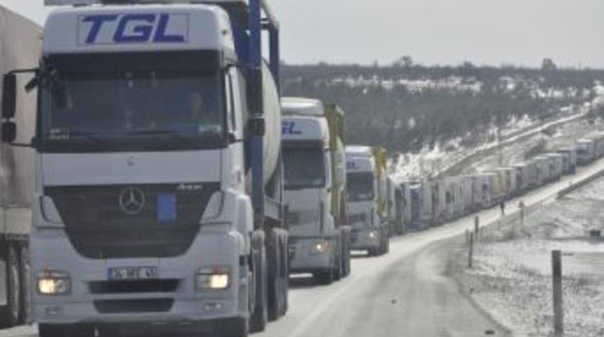 Hamzabeyli Sınır Kapısı'nda 8 kilometrelik kar kuyruğu