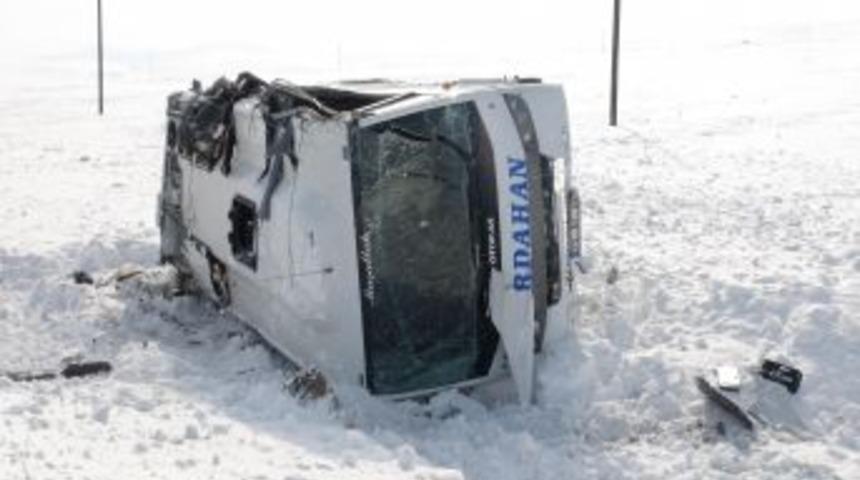 Midib&uuml;s buzlu yolda savruldu: 1'i ağır 12 yaralı