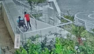 Sağanak altında tekerlekli sandalyedeki arkadaşının yanına koştu! O anlar y&uuml;rekleri ısıttı