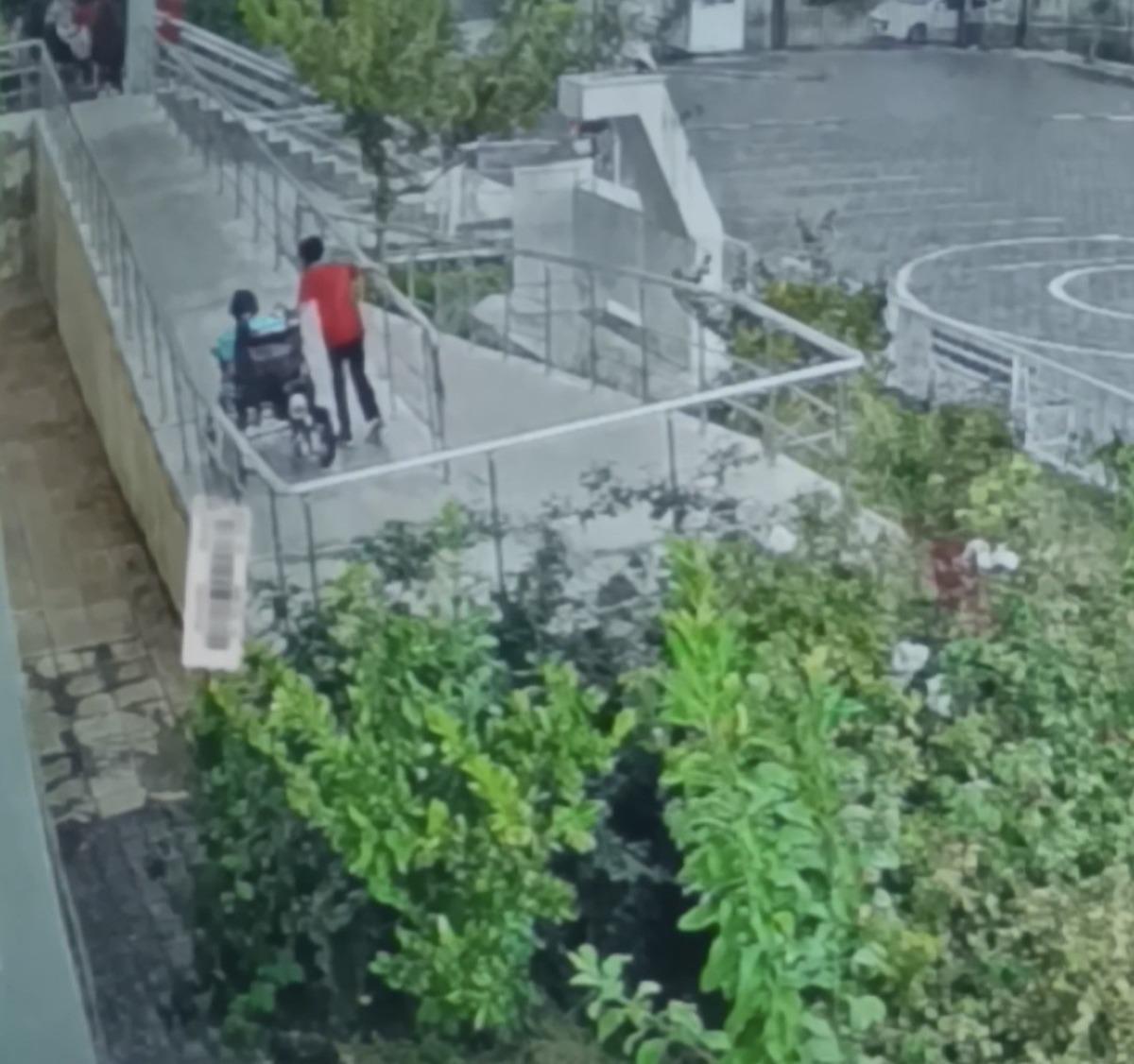 Sağanak altında tekerlekli sandalyedeki arkadaşının yanına koştu! O anlar yürekleri ısıttı 1