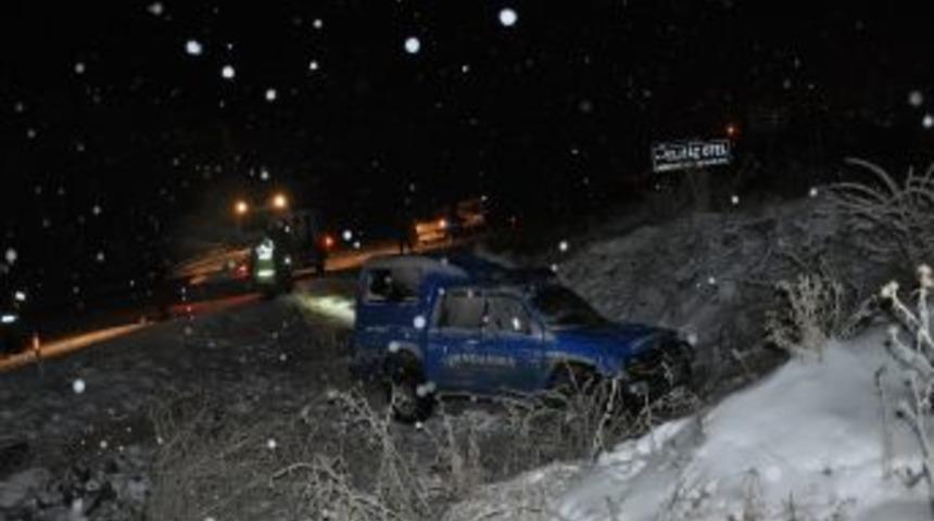 Askeri ara&ccedil; şarampole yuvarlandı: 2 asker yaralandı