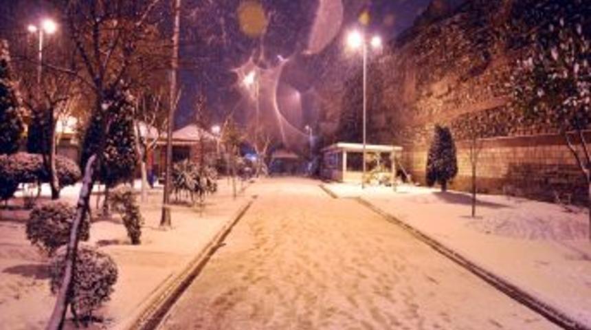 İstanbul&rsquo;da kar yağışı etkili oluyor