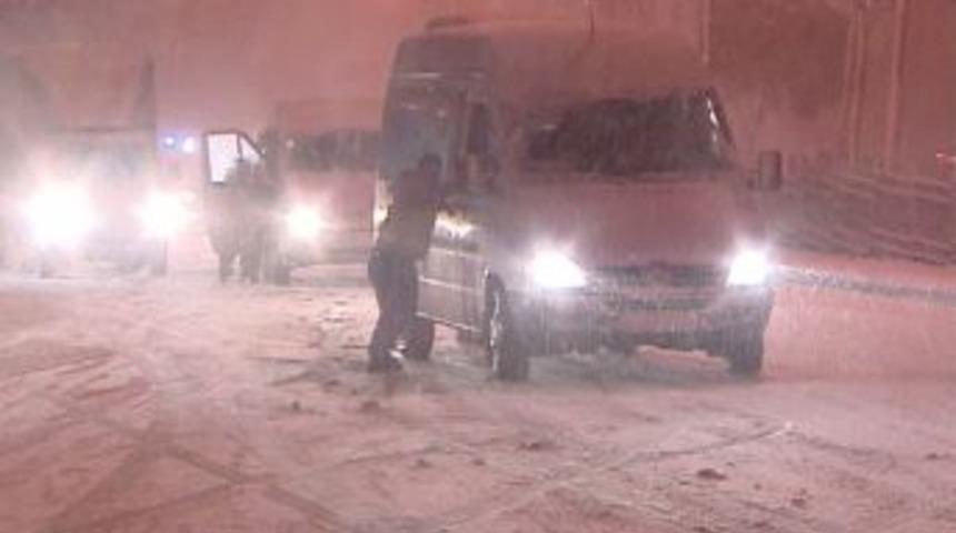 Kar aniden bastırınca onlarca ara&ccedil; yolda kaldı