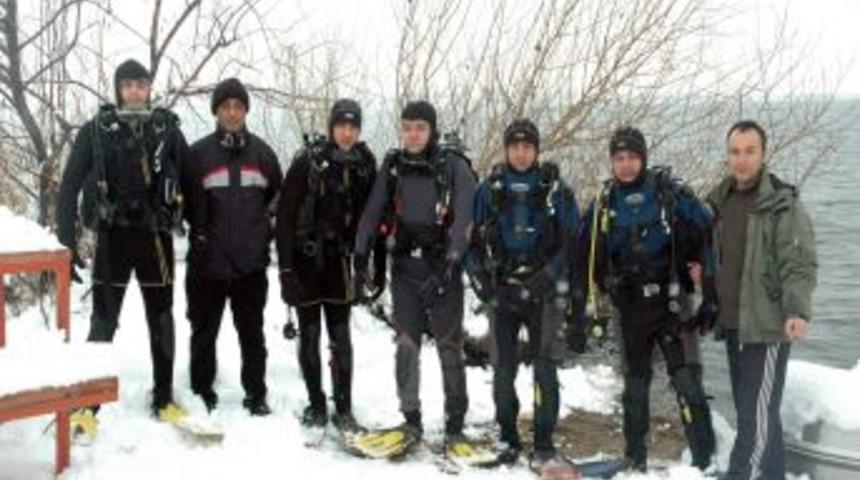 Dalgı&ccedil; itfaiyecilere soğuk havada balıkadam eğitimi