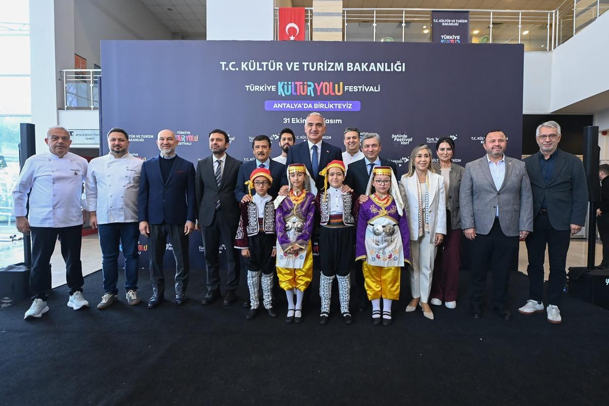 Antalya da K&uuml;lt&uuml;r Yolu heyecanı başladı! Bakan Ersoy 440 tan fazla etkinliğin a&ccedil;ılışını yaptı 8