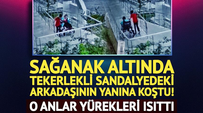 Sağanak altında tekerlekli sandalyedeki arkadaşının yanına koştu! O anlar y&uuml;rekleri ısıttı