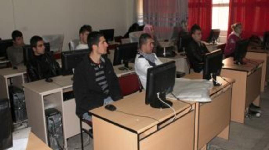 Cizreli gen&ccedil;ler bilgisayar tamiratını &ouml;ğreniyor