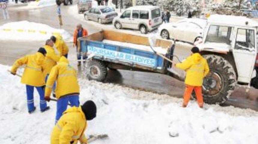 Belediye ekiplerinin kaldırımlarda kar mesaisi devam ediyor