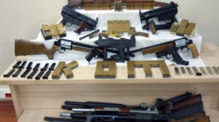 Denizli&rsquo;de polis kokartlı, mavzerli silah ka&ccedil;ak&ccedil;ıları yakalandı