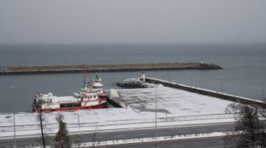 Vakfıkebir'de kar yağışı il&ccedil;eyi beyaza b&uuml;r&uuml;d&uuml;