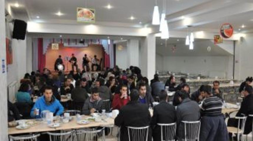 G&uuml;lderen, &ouml;ğretmenleri de unutmadı