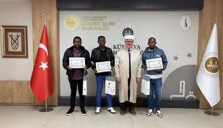 Kütahya’da üç Kenyalı islamiyet’i kabul etti
