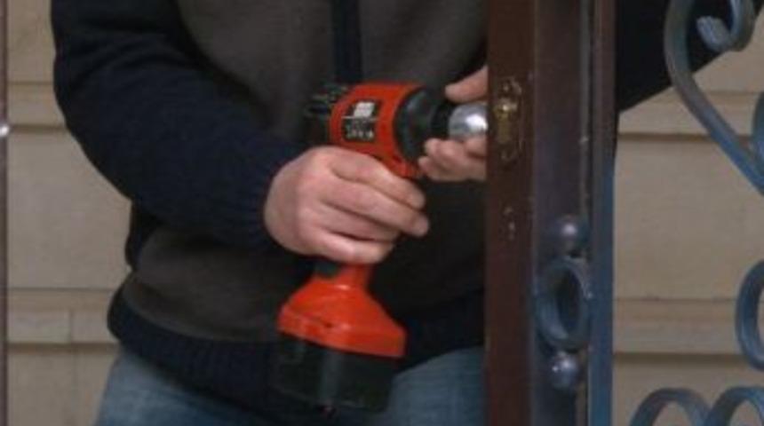 Konsolosluğun operasyon sırasında kırılan kapıları yenilendi