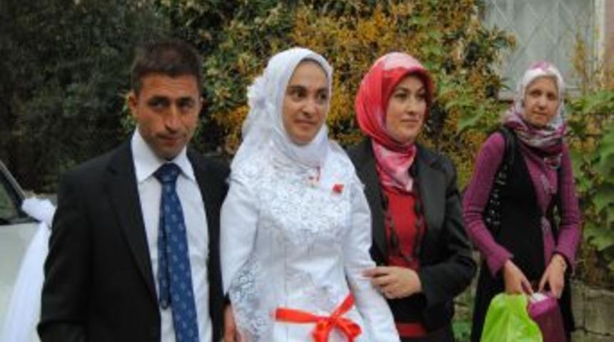 Parasızlıktan evlenemeyen engelli &ccedil;ifti AK Parti evlendirdi