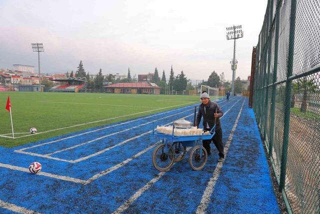 77 yaşında el arabasıyla sokak sokak dolaşıp nohut satıyor 4