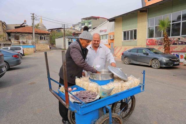 77 yaşında el arabasıyla sokak sokak dolaşıp nohut satıyor 2