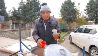 77 yaşında el arabasıyla sokak sokak dolaşıp nohut satıyor