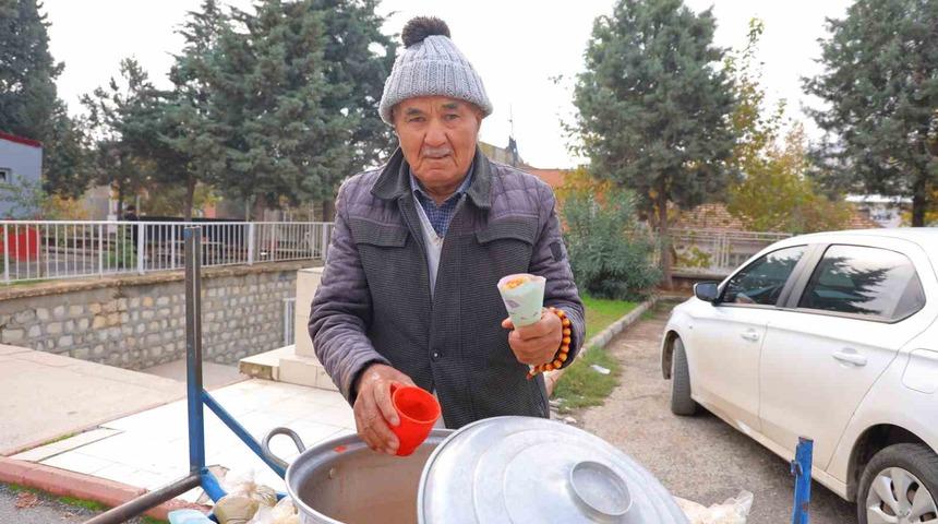 77 yaşında el arabasıyla sokak sokak dolaşıp nohut satıyor