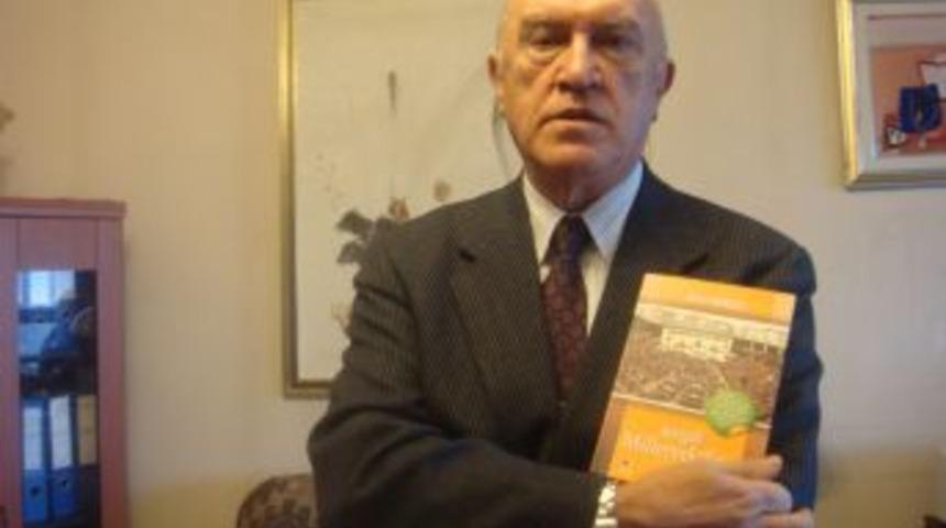 "Meclis&rsquo;in duvarına &lsquo;ne sağcıyız ne solcu futbolcuyuz futbolcu' yazsınlar"