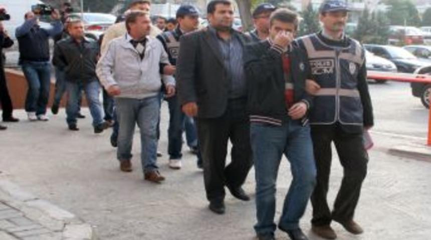 İzmir'deki elektrik &ccedil;etesi zanlıları sağlık kontroluna g&ouml;nderildi