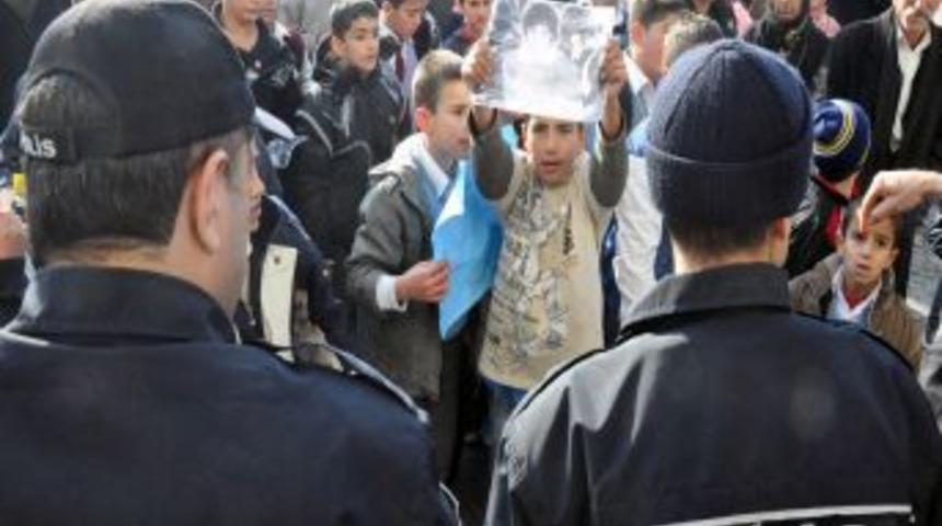 İlkökğretim öğrencileri üst geçit için yürüdü