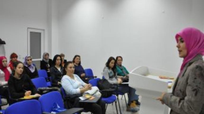 Y&uuml;zme havuzu &uuml;yelerine sağlıklı beslenme seminerleri veriliyor