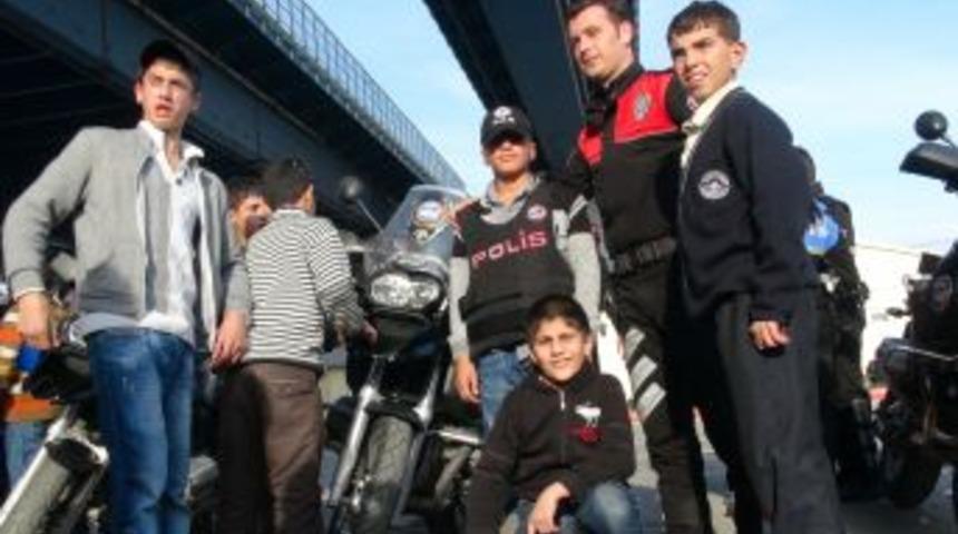 Yunus polislerinden &ccedil;ocuklara motosikletli şov