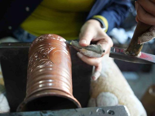 Gaziantep’te kadın bakır ustası erkeklere taş çıkartıyor 5