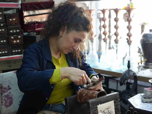 Gaziantep’te kadın bakır ustası erkeklere taş çıkartıyor 3