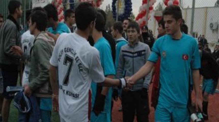 Polis halı saha turnuvası d&uuml;zenledi, 520 &ouml;ğrenci d&ouml;nem boyu spor yaptı