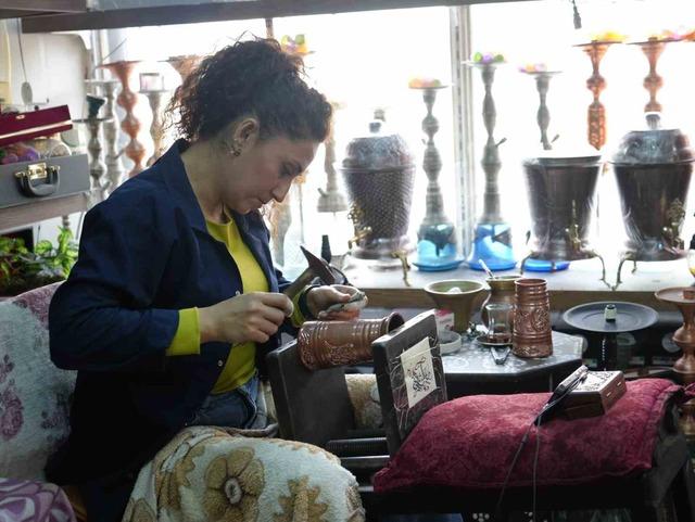 Gaziantep’te kadın bakır ustası erkeklere taş çıkartıyor 1
