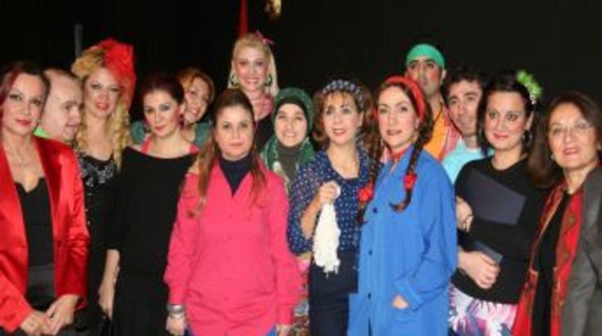 Muhasebeciler tiyatrocu olup sahne aldı, meslektaşları izledi