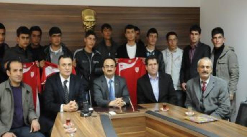 Depremde okulları hasar g&ouml;ren 15 Er&ccedil;işli &ouml;ğrenci okumak i&ccedil;in Samsun'a geldi