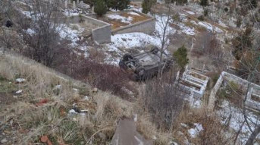 Otomobil mezarlığa u&ccedil;tu: Anne ve kızı yaralandı