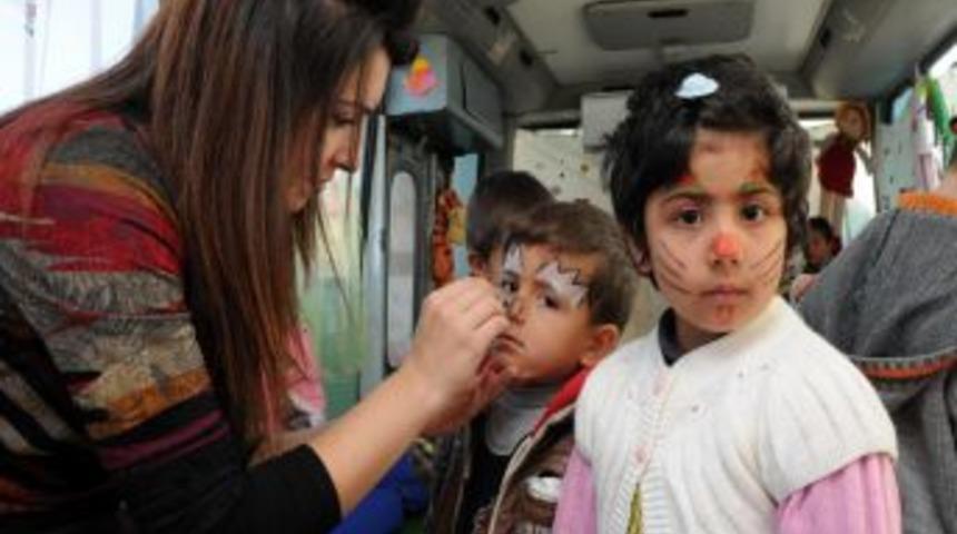 Oyun Otob&uuml;s&uuml;, depremzede &ccedil;ocuklara hizmet veriyor