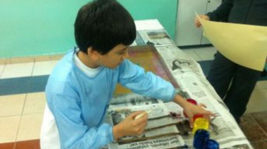 &Ouml;ğrenciler, ebru yaparak rahatlıyor