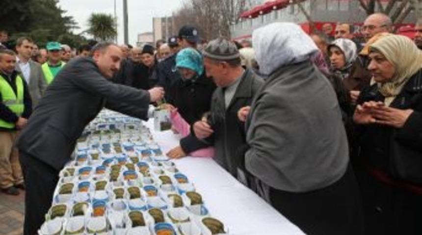 Belediye mehterli t&ouml;renle 15 bin lale soğanı dağıttı