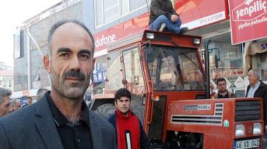 Sıfır trakt&ouml;r&uuml;n&uuml; &ccedil;alıştıramadı, &ccedil;&ouml;z&uuml;m&uuml; eylem yapmakta buldu