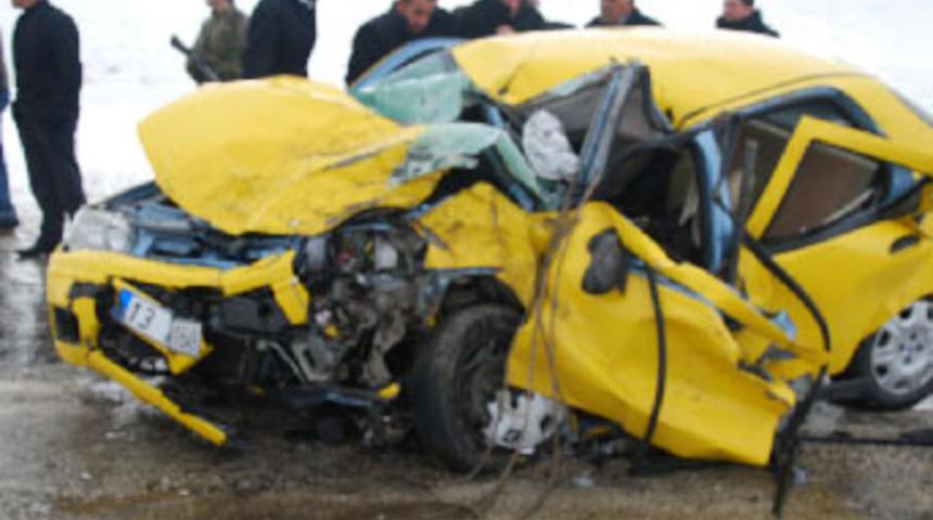 Patnos'ta kaza; 5 &ouml;l&uuml;, 4 yaralı